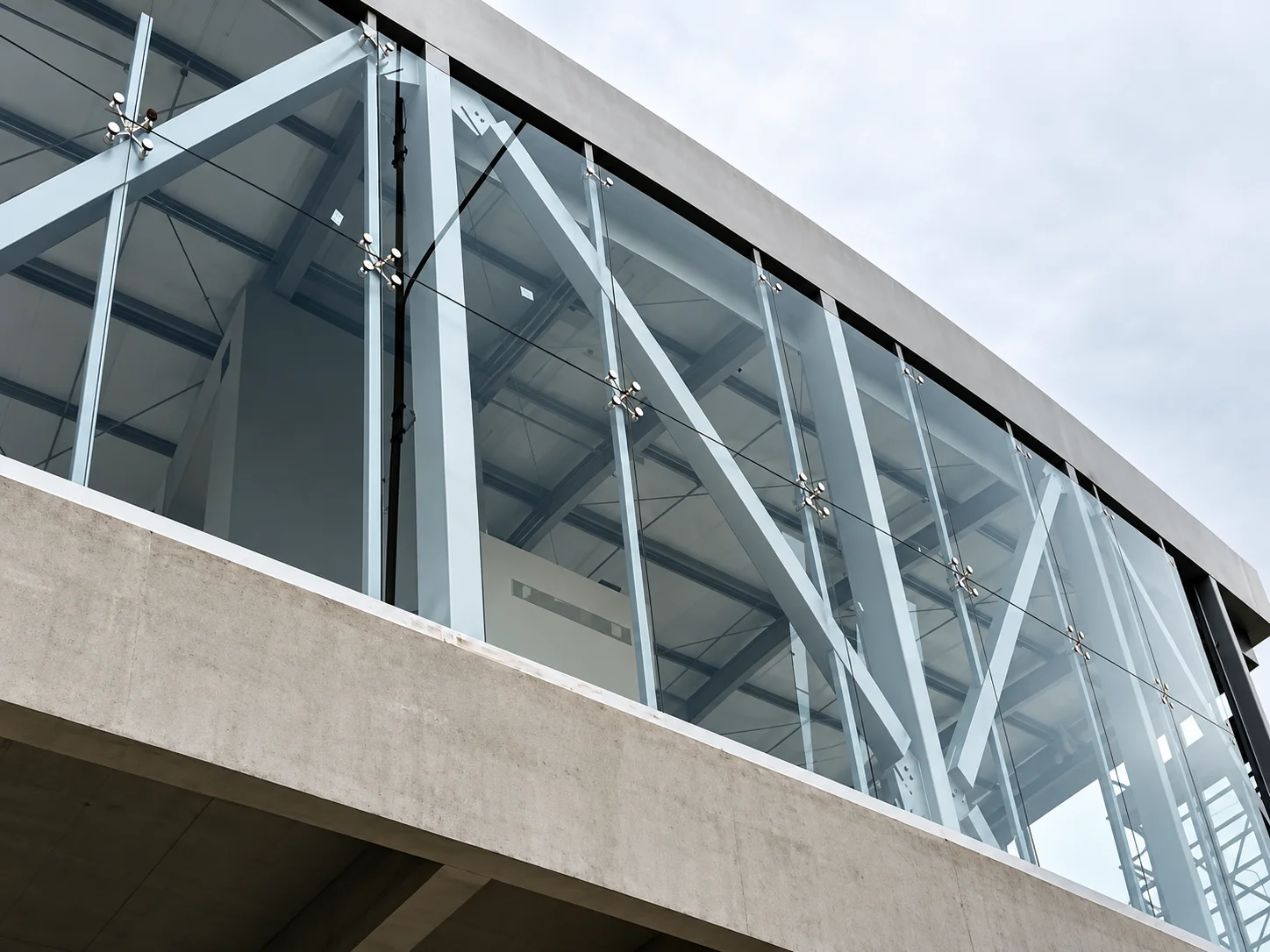 Detalle de fachada arquitectónica con vidrio fijo